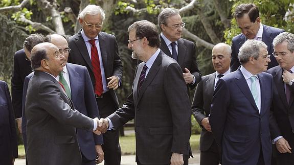 Figuras de la política y la economía alaban al hombre que "reinventó la banca"