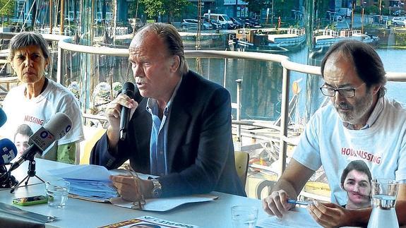 Koro y Pablo Eguiluz con el abogado de la familia, Frank Merneffe, ayer en Amberes.