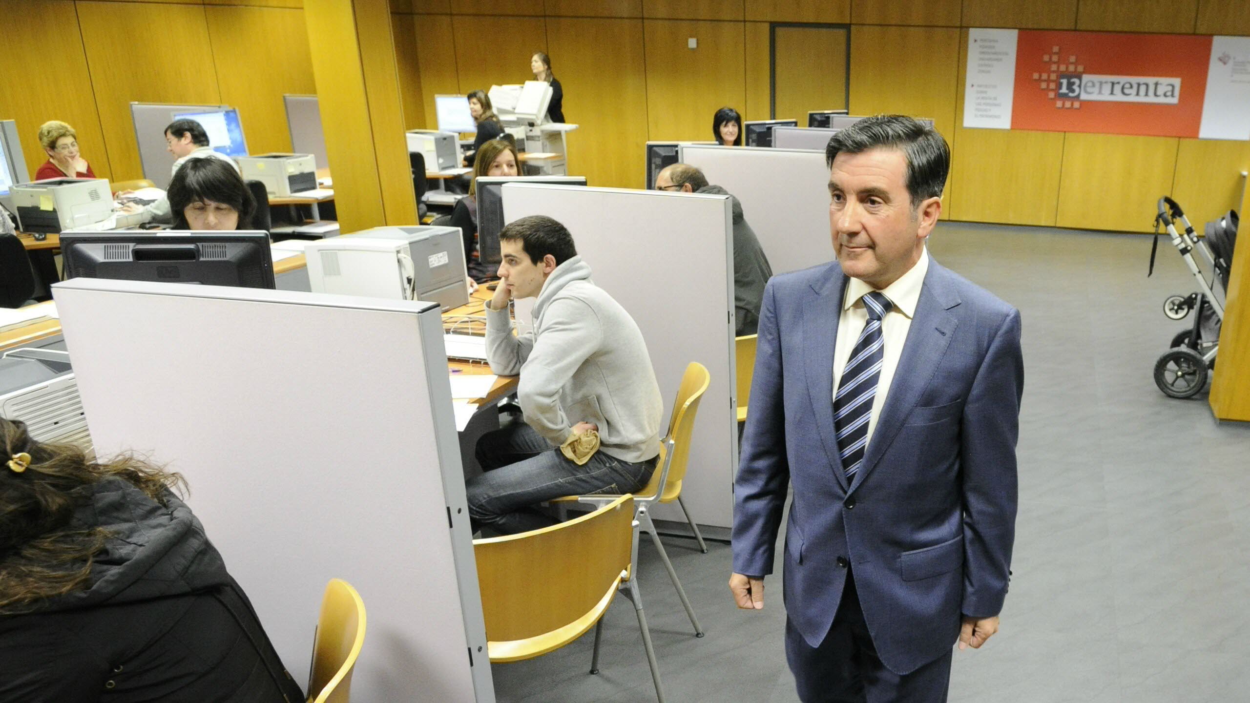 El diputado de Hacienda, Aitor Uribesalgo, duranet la campaña de la Renta 2013. 