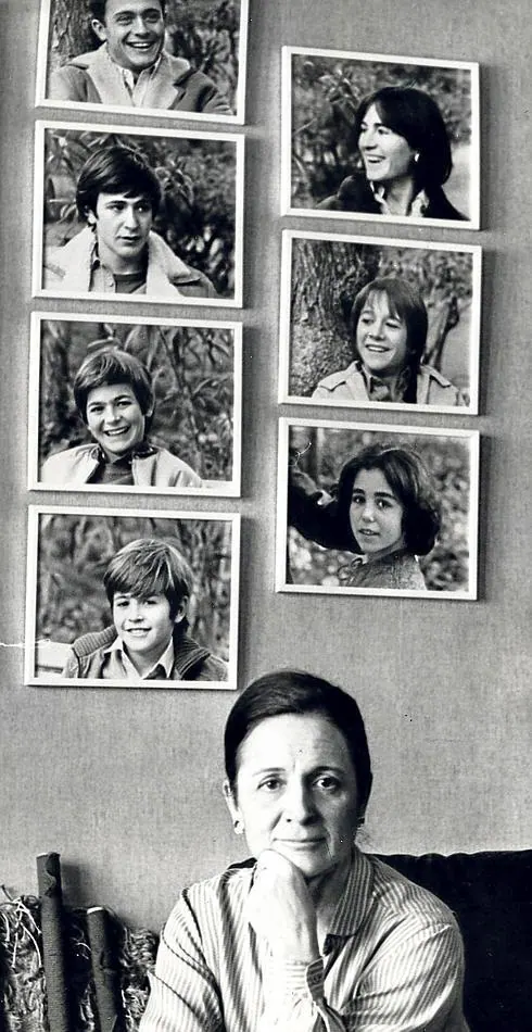 Marta Ferrusola, en el salón familiar con los retratos de sus siete hijos: Jordi, Marta, Josep, Pere, Oriol, Mireia y Oleguer.