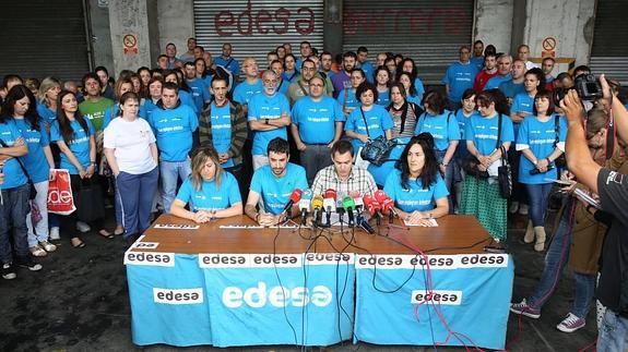 Trabajadores de Edesa, concentrados en la fabrica de Basauri. 