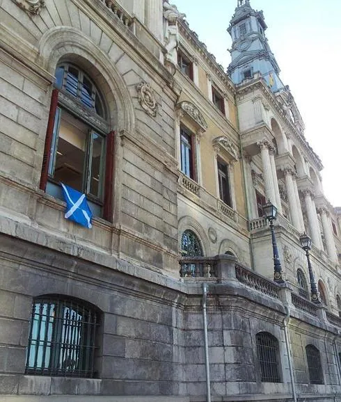 EH Bildu retira la bandera escocesa que había colgado en un despacho del Ayuntamiento