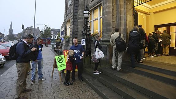 Votantes esperan su turno para depositar su papeleta en la ciudad de Portobello, cerca de Edimburgo.