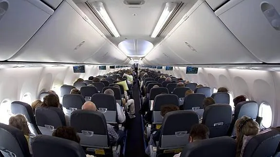 Vista interior de la clase turista de un avión de pasajeros.