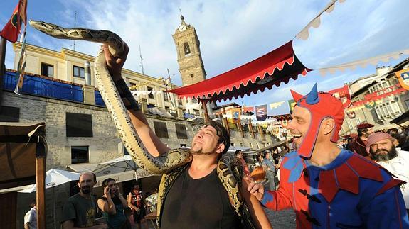 El encantador de serpientes es uno de los atractivos más inquietantes del fin de semana