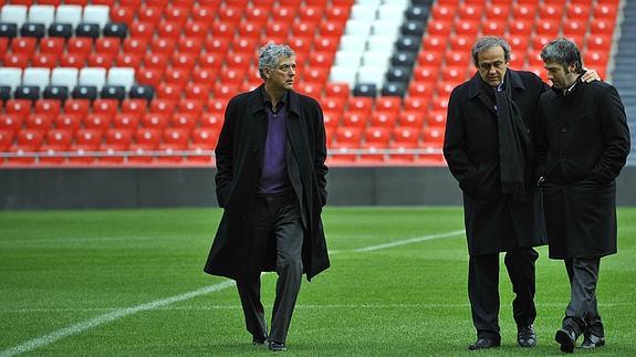 Platini charla con Urrutia en presencia de Villar. 