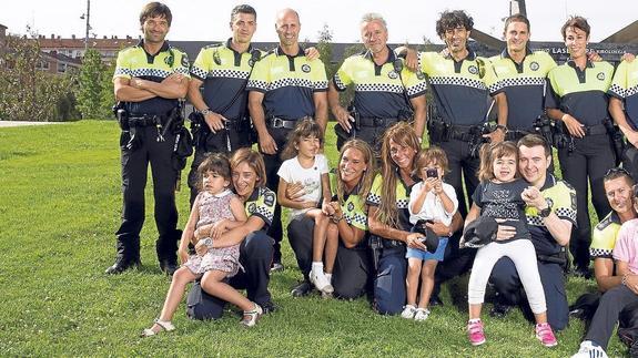 Los agentes posan con cinco de los niños afectados por la enfermedad en Euskadi para la portada del almanaque.