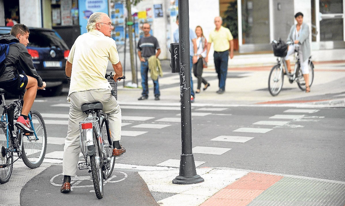 Los ciclistas cada vez tienen menos miedo a circular por la calzada, según la encuesta. 