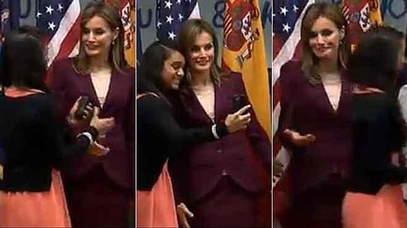La Reina se muestra sorprendida después de que una joven le pidiese un 'selfie'.