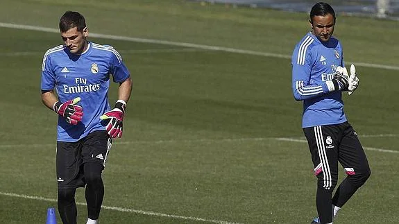 Los porteros del Real Madrid Iker Casillas y Keylor Navas entrenando. 