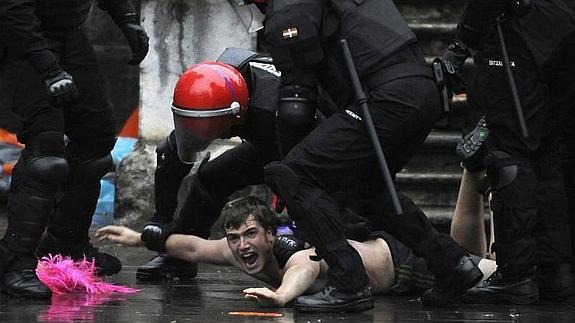 Un joven es reducido por la Ertzaintza durante la concentración de este lunes. 