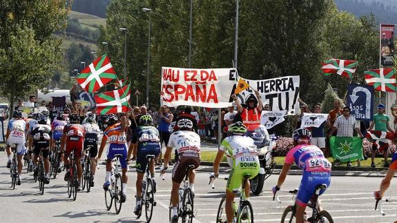 Pancartas en protesta por el paso de la Vuelta Ciclista a España 2011 en la 20ª etapa que se disputó entre Bilbao y Vitoria.