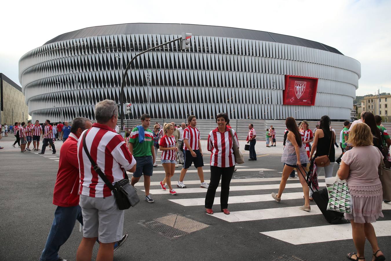 Aficionados bilbaínos, en las inmediaciones del estadio de San Mamés.