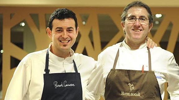 Camarena, con Patxi Eceiza, del Zaldiaran, tras la cena que ofició en febrero en Vitoria por la Capitalidad Gastronómica. 