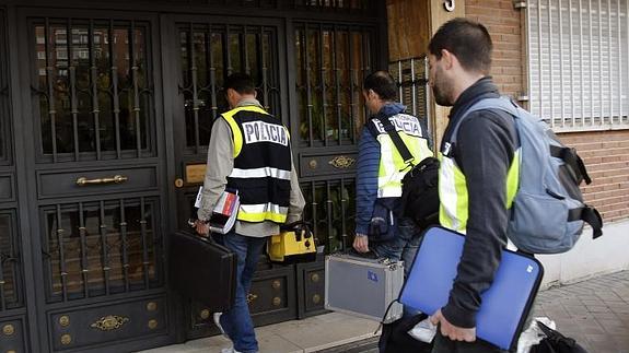 La Policía Nacional, en una de las casas usadas por el presunto pederasta de Ciudad Lineal.