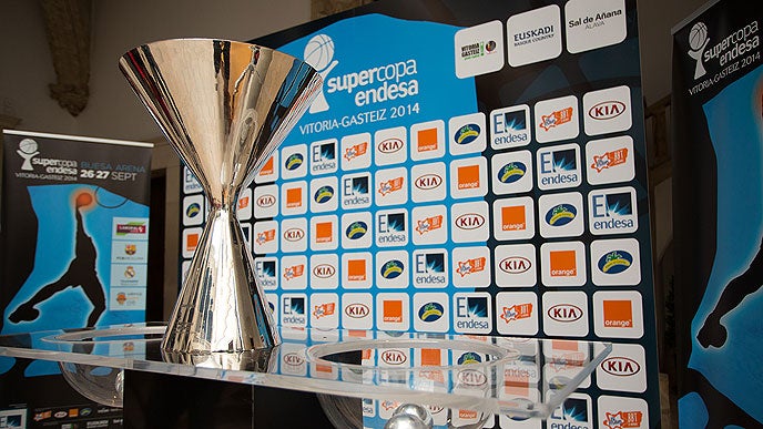 El trofeo de la Supercopa. 