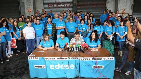Trabajadores de Edesa concertrados en la fabrica de Basauri. 