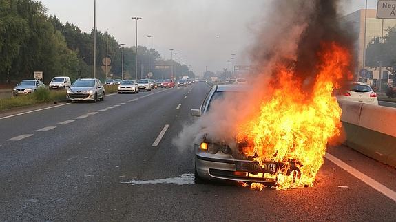 El incendio de un BMW está provocando retenciones.