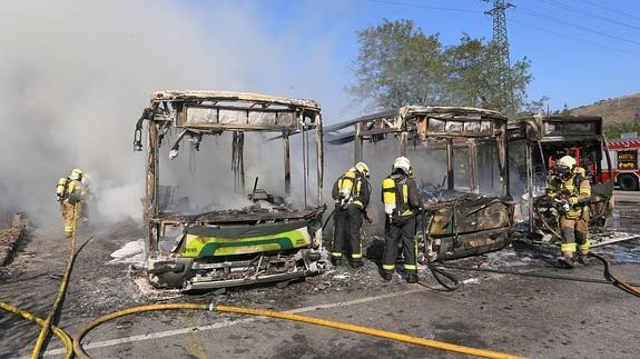 La Diputación cifra en 900.000 euros el coste de los tres autobuses quemados y dice que "no afectará al servicio"