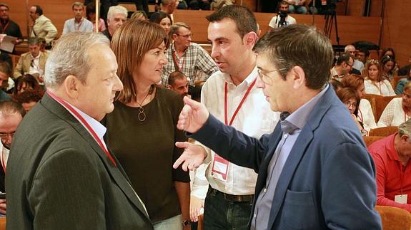Idoia Mendia dialoga con Mikel Torres, Patxi López y Txiki Benegas en el Congreso extraordinario de PSE-EE de Bizkaia. 