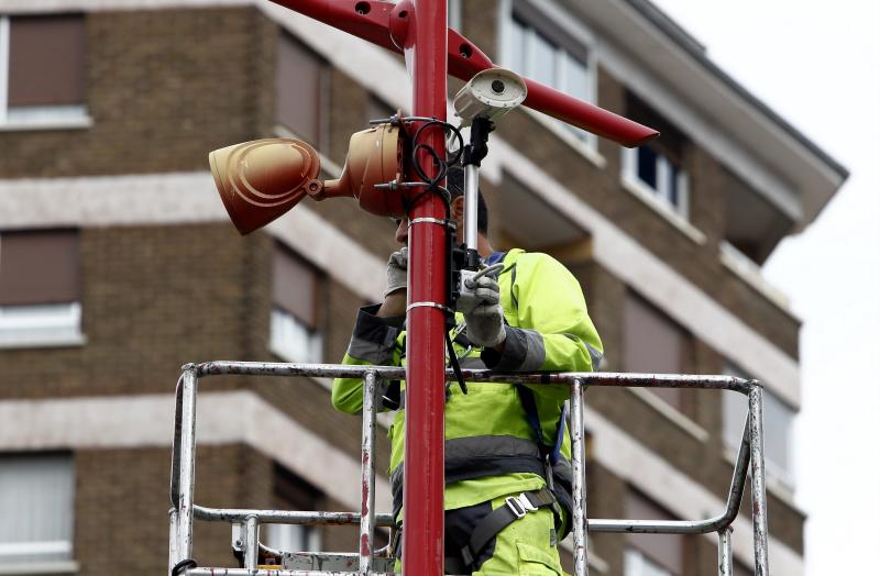 Trabajos de instalación de la cámara en una de las farolas de la rotonda de la ‘m’. 