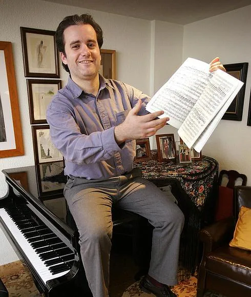 Josu de Solaun posa junto a su piano en 2009.