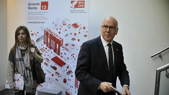 Jose Maria Iruarrizaga, diputado de Hacienda de Bizkaia, y Maite Asensio, durante la presentacion de la campaña de la renta 13.