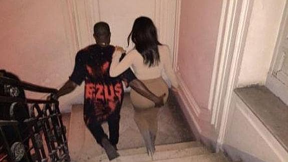 Kanye West escolta el trasero de Kim Kardashian. 