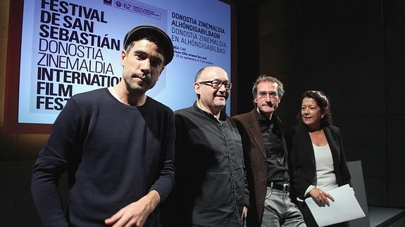 El actor Unax Ugalde, con el director del Zinemaldia, José Luis Rebordinos, junto al cineasta Pablo Malo y la directora de AlhóndigaBilbao, Lourdes Fernández.  