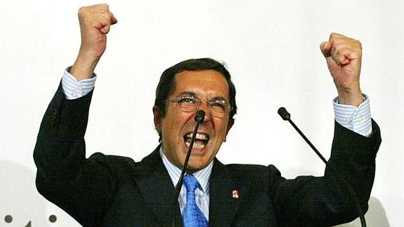 José Luis Bilbao celebra eufórico su triunfo en las elecciones de 2003.
