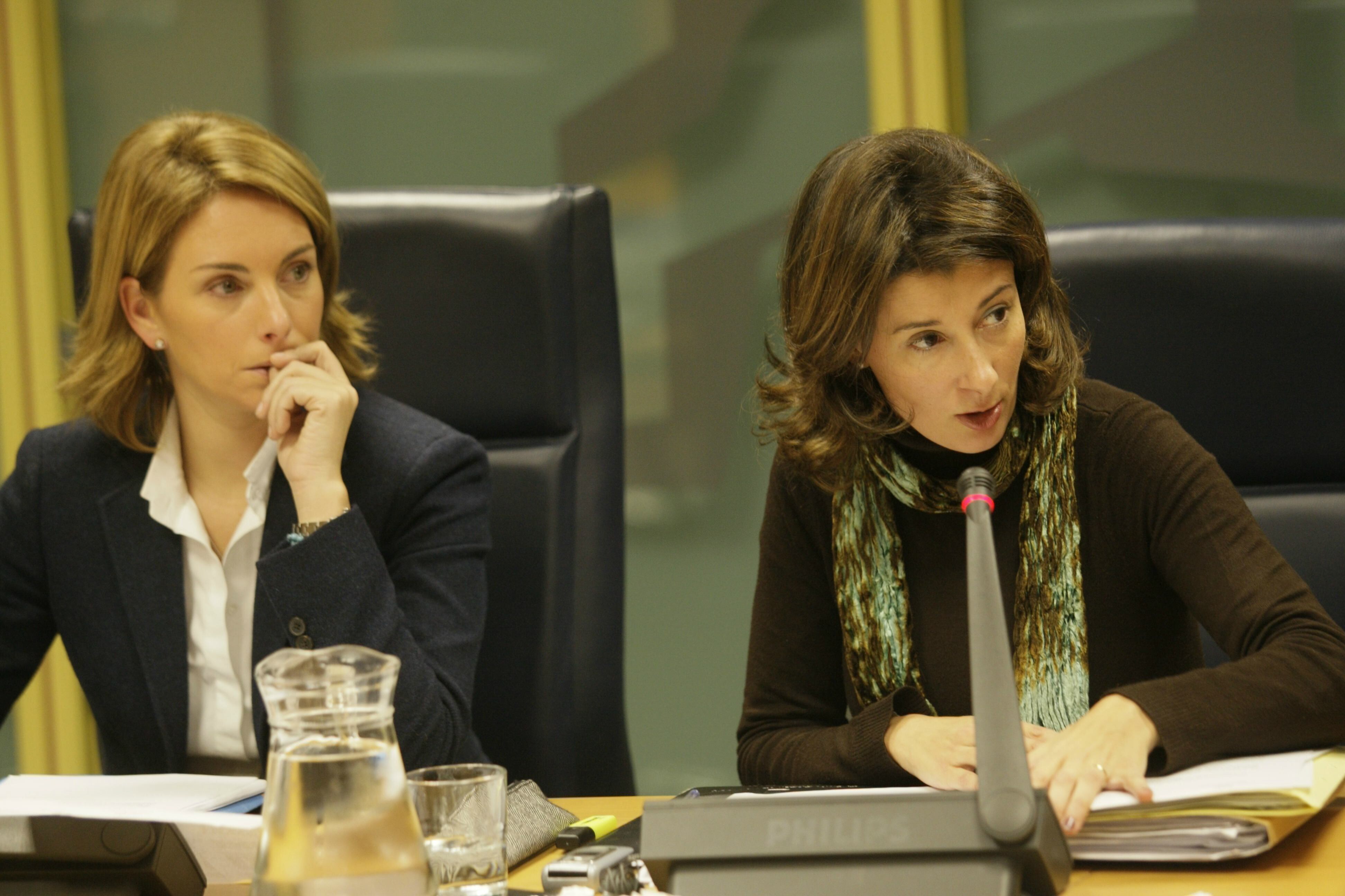 Laura Garrido, a la derecha, con la líder del PP vasco Arantza Quiroga, en el Parlamento. 