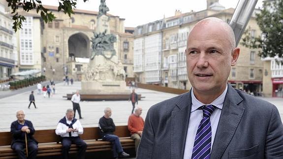 Íñigo Lamarca, en la plaza de la Virgen Blanca de Vitoria, a un paso de la sede central del Defensor del Pueblo vasco y del Parlamento autonómico..
