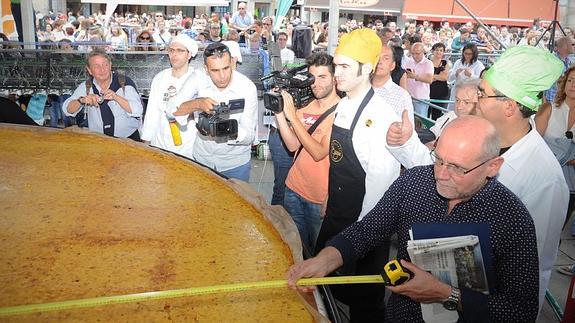 Un notario toma medidas de la tortilla en presencia del cocinero Senén González