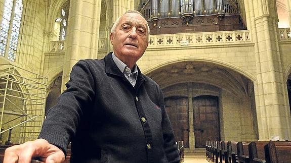 Emilio Ipinza posa en la catedral de Santa María