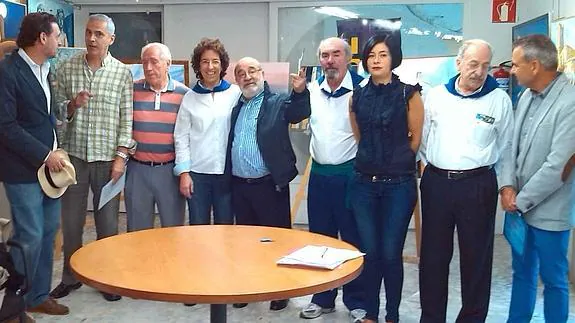 Premiados en el certamen posan junto a representantes del Ayuntamiento y el director del Prado. 