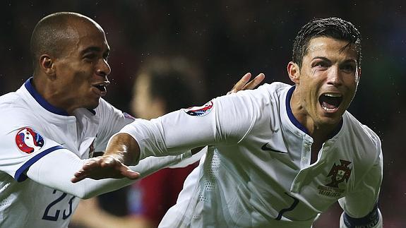 Cristiano Ronaldo celebra con su compañero Joao Mario el gol que dio la victoria a Portugal frente a Dinamarca el pasado martes.
