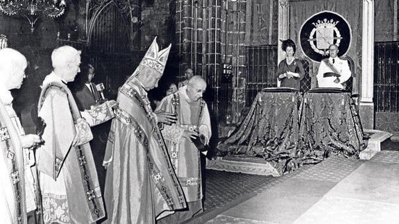 Franco y su mujer, Carmen Polo, presiden en la catedral de Barcelona el tedeum de acción de gracias por la elección de Pablo VI.