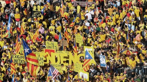 Concentración de las asociaciones independentistas esta mañana en Plaza Cataluña.