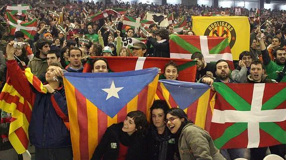 Aficionados de Euskadi y Cataluña en el partido disputado en el viejo San Mamés en 2007.