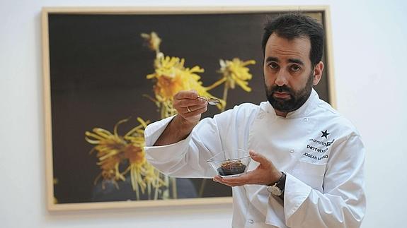 El cocinero Josean Merino con un pintxo inspirado en un cuadro.