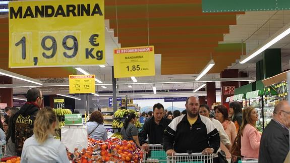 Un grupo de clientes hace sus primeras compras en el 'súper' de Armentia.