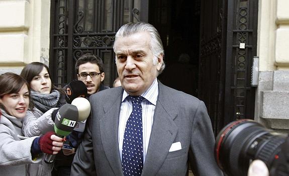 Luis Bárcenas, en la entrada de su casa en febrero de 2013.