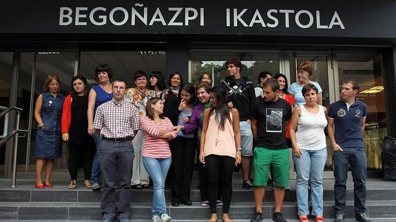 Profesores de la ikastola Begoñazpi e investigadores de Harvard, posando a las puertas del centro educativo. 