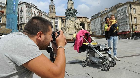 Una pareja se fotografía en la plaza de la Virgen Blanca.