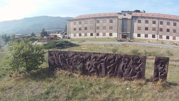 La pieza representa una serie de figuras humanas que simbolizan el mundo del trabajo.