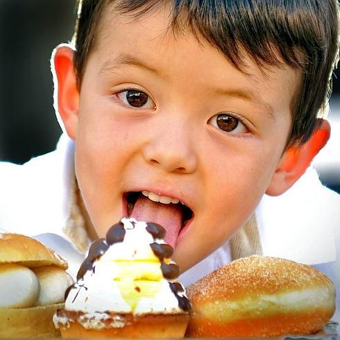 Un niño, a punto de devorar una carolina.