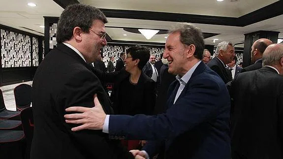 Juan María Aburto saluda a Alfonso Gil, jefe de filas del PSE en el Ayuntamiento de Bilbao.