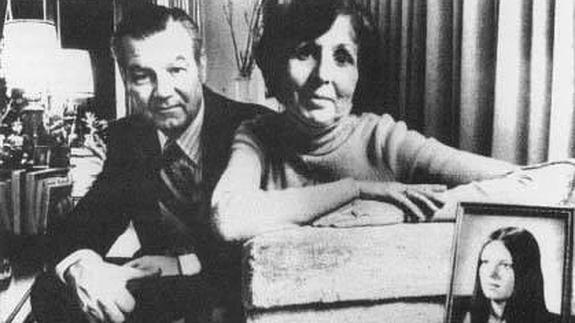 Los padres de Karen con su foto en 1975. 