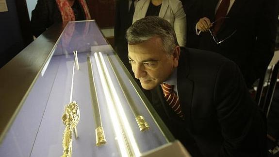 Javier de Andrés observa la Espada del General Álava en la vitrina en la que será expuesta.