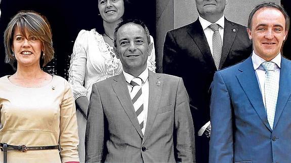 Yolanda Barcina, junto a Juan Luis Sánchez de Muniain y, con chaqueta azul, José Javier Esparza, en una foto del gabinete en junio de 2012.